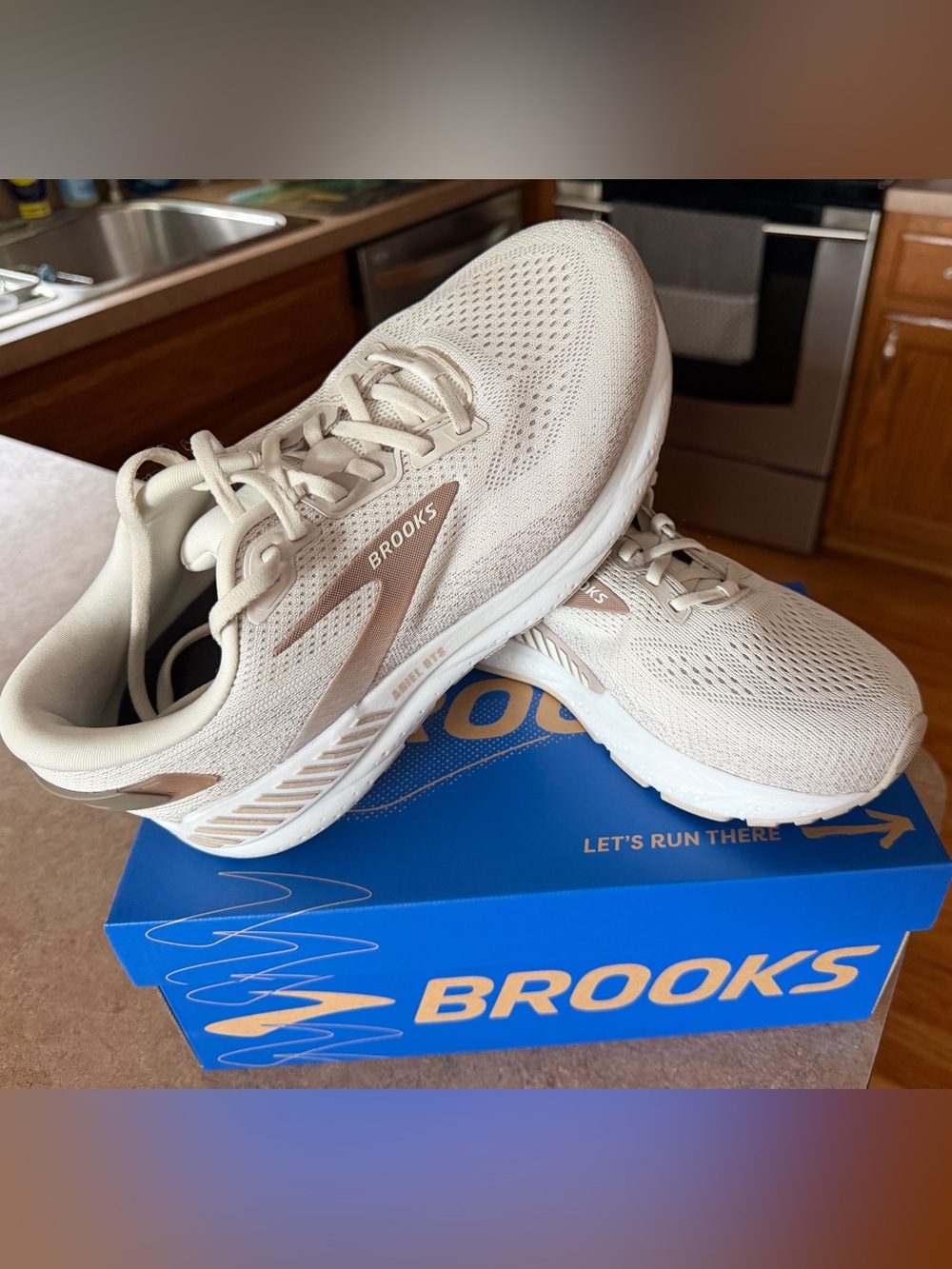 Brooks Ariel GTS 24 Women’s Run/Walk Athletic Shoes 8.5 2E